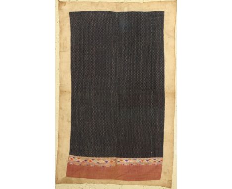 Traditionelle Decke,   Laos, um 1950, ca. 160 x 100 cm, Baumwolle bestickt mit Seide, guter ZustandTraditional blanket, Laos,