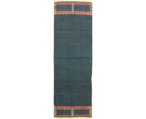 Traditioneller Schal,   Sumatra (Indonesien), um 1940/50, ca. 140 x 50 cm, Baumwolle, handgewebt bestickt, gebraucht (kleine 