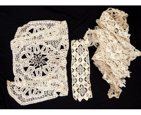18th century bobbin lace collar/fichu and various pieces of antique lace (1 bag)