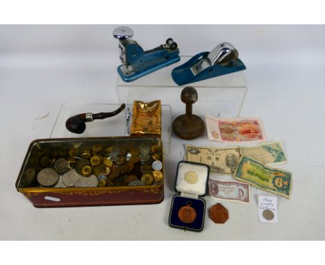 A mixed lot to include a small quantity of coins, banknotes and medallions, buttons, a white metal mounted Peterson pipe and 