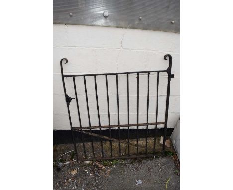 Iron garden gate, width approx 103cm, overall height approx 105cm