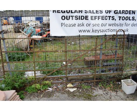Large iron gate, width approx 270cm, height 130cm