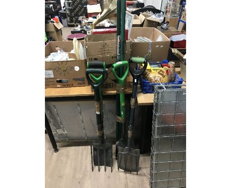 8 PIECES OF GARDEN TOOLS