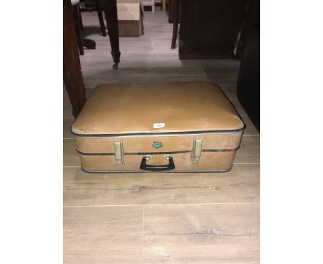 1 VINTAGE SUITCASE CONTAINING BOOKS
