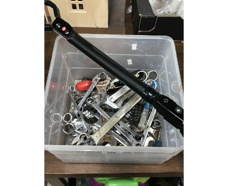 1 BOX OF TOOLS + CONVERTER BAR (LADIES BIKE)