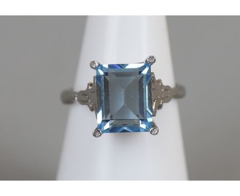 18ct white gold aquamarine ring, size K½