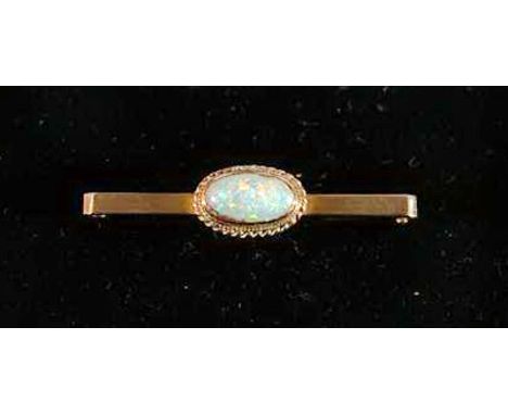 9ct gold opal cabochon bar brooch, 2.6g.