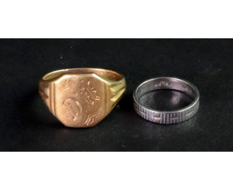 A platinum band ring, of ribbed design, ring size L, 4.3g; and a gentleman’s gold signet ring of plaque design, ring size X, 