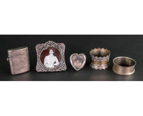 A late Victorian silver mounted miniature heart shape photograph frame, Birmingham 1895, sight size 2.7 x 2.5cm, with wire st