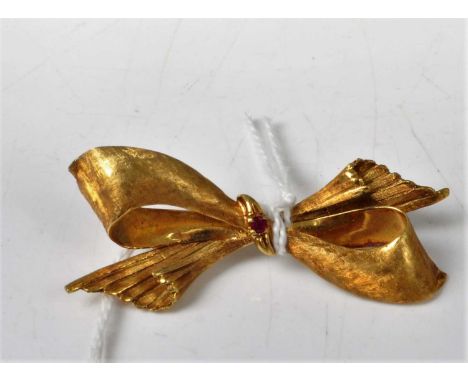 A modern 18ct gold and ruby set ribbon brooch, sponsor RHB, 5.9g, 46mm