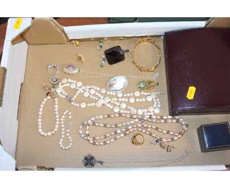 Assorted costume jewellery, to include faux pearl necklaces, rings, bracelet etc 