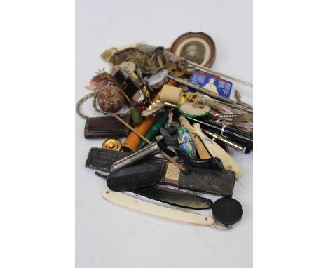 Mixed lot to include snuff box, Mauchlin ware cylinder, horse brasses, pocket knives, etc