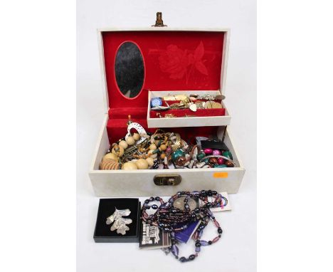 A cream rexine clad jewellery box and contents, to include gent's mother of pearl and gilt metal cufflinks, shell carved came