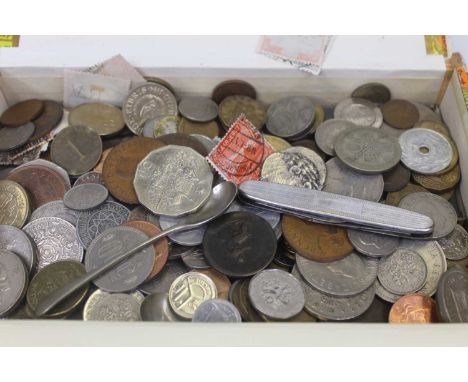 A collection of miscellaneous coins and banknotes, to include Elizabeth II 1977 commemorative crown, Central Bank of China fi