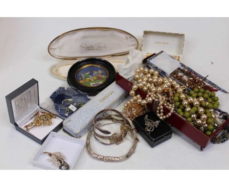 A collection of costume jewellery to include faux pearl necklaces, brooches, etc