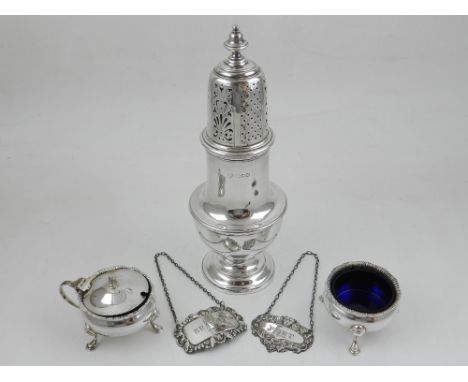 An Edwardian silver hallmarked sugar shaker, Goldsmiths & Silversmiths company London 1907, 341g, h:23cm, together with a pai