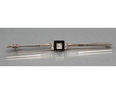 AN ART DECO BROOCH centred by an old brilliant cut diamond on an onyx panel set to a propellor bar, stamped 15ct PT. (Est. pl