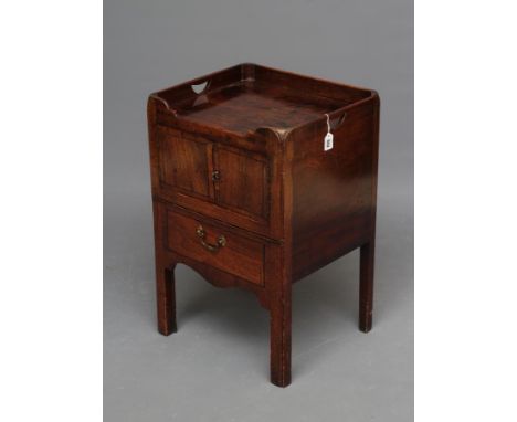 A GEORGIAN MAHOGANY NIGHT COMMODE, c.1800, the tray top with pierced handles, the fascia with two doors with ebony stringing 