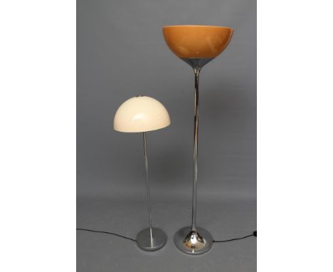AN ART DECO STYLE FLOOR LAMP, modern, the chrome plated tubular stem issuing a toffee coloured saucer shaped up-lighter shade