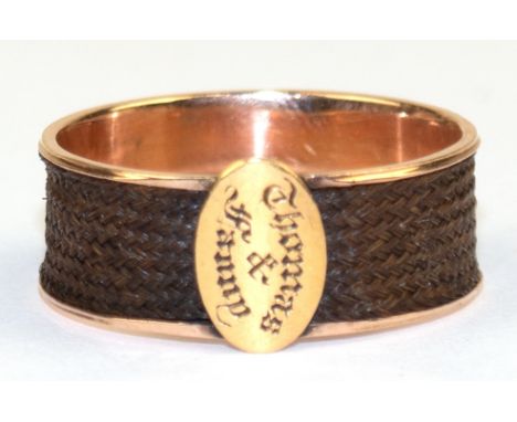 Ring, England um ca. 1900, feinste Haarflechteinlage, Medaillon mit Gravur "Thomas &amp;amp; Funny“, 14 k RG/GG (geprüft), Ri