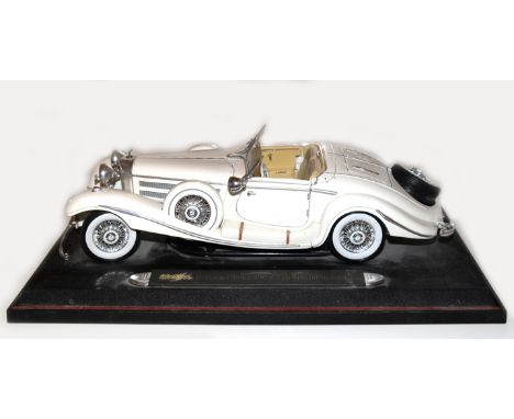 Fahrzeugmodell "Mercedes-Benz 500 K Typ Specialaroadster (1936) ", Maßstab 1:18, Kunststoff/Metall, kleine Teile fehlen bzw. 
