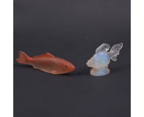 Jobling, a small opalescent glass model of a fish, circa 1930, hand engraved, 'Jobling's Opalique', 5.5cm high; together with