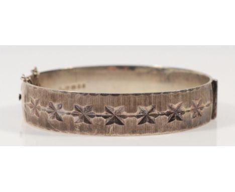 A sterling silver hinged bangle with a star design, GJ Ld, London 1973, 30g