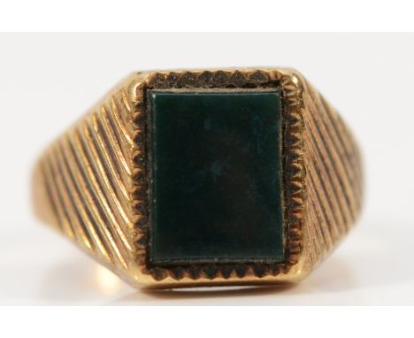 A vintage 9ct gold and bloodstone signet ring, 10 x 7mm, K 1/2, 4.8gm