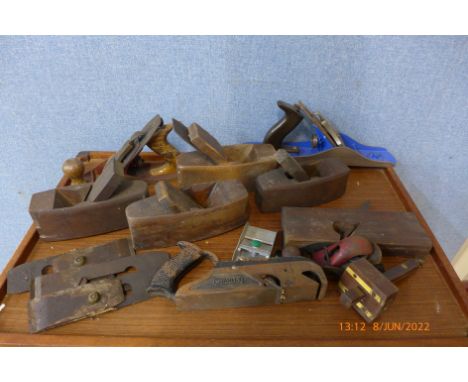 Assorted vintage woodworking planes 
