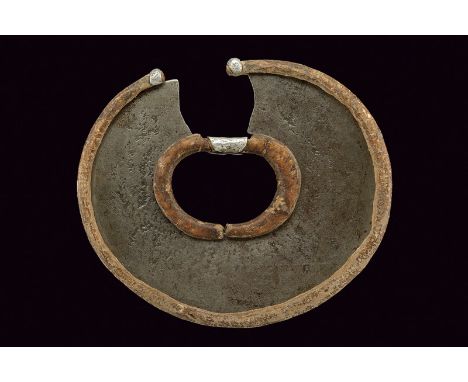 An arm dagger dei Turkana dating: circa 1900 provenance: Kenya Oval blade opened at the centre, the margins covered with leat