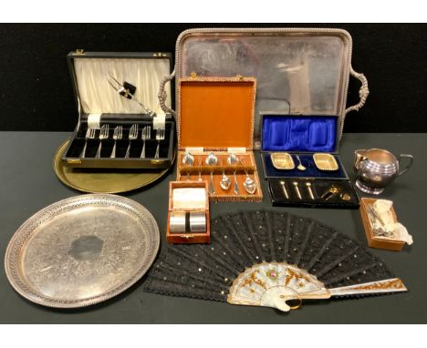 A pair of George VI silver napkin rings, Sheffield 1944, 70.6g, cased;  silver plated rounded rectangular tray;  jug,  flatwa