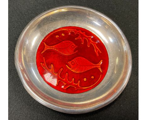 A Norwegian silver and enamel David Andersen pin dish, decorated with fish under red enamel centre, impressed marks, 6.7cm di