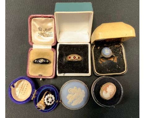 Jewellery - a 9ct gold garnet ring;  others, cz, 7.5g gross;  cameo ring, 9ct gold shank;  Wedgwood jasperware ring, brooch e