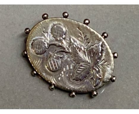 Victorian silver oval shaped brooch, with floral decoration, 3.1g