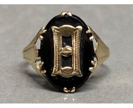 9ct yellow gold &amp; onyx ring, size L½, 2.4g