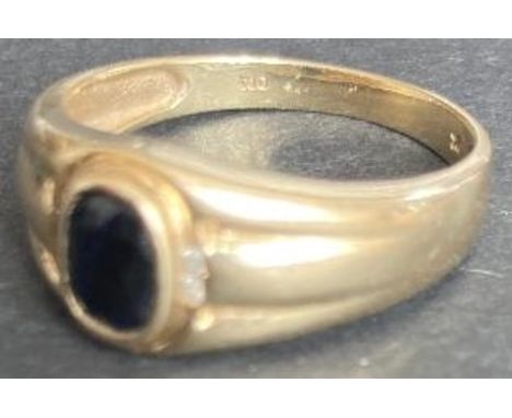 JEWELLERY 9ct gold ring with black stone 4.17g size V