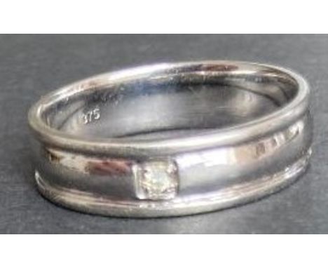 JEWELLERY 9ct white gold ring with small diamond to edge 3.8g size Q