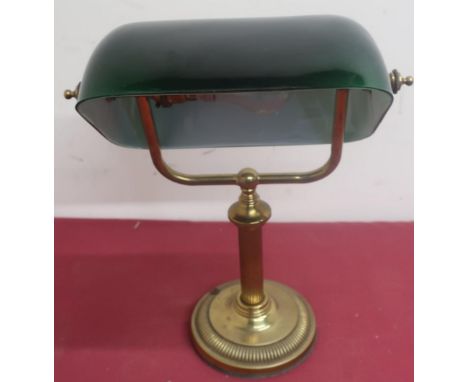 Vintage brass bankers type desk lamp with green shade (AF) on fluted column support and stepped based (H40cm) 