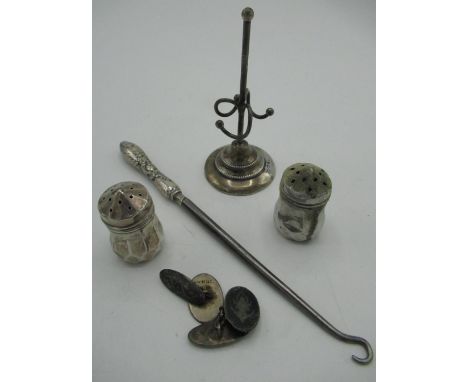 Edw. Vll hallmarked silver ring stand with three scroll branches on stepped circular base, Chester 1904, by James Deakin &amp