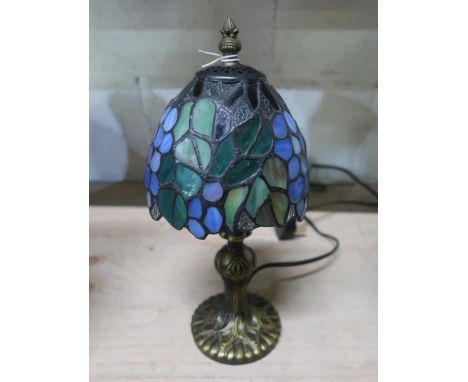 Small Tiffany style table lamp with shade, H30cm 