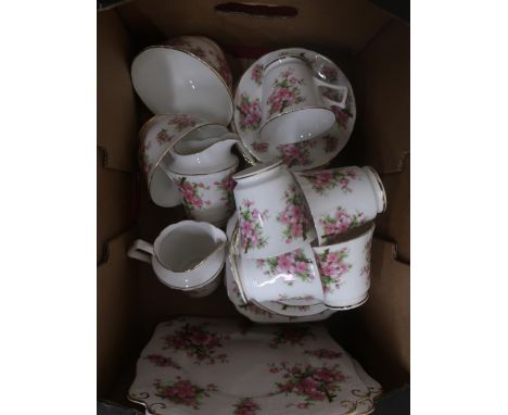 1930s New Chelsea tea service, decorated with pink floral sprays 