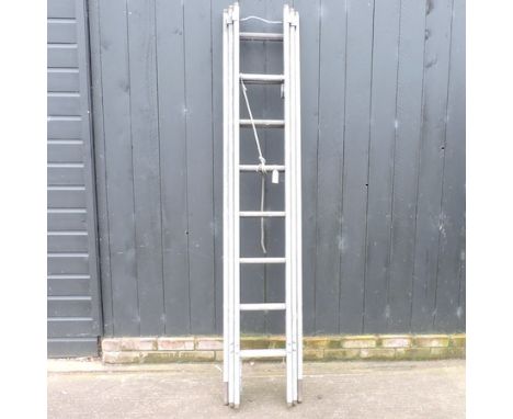 An aluminium extending ladder, 216cm 