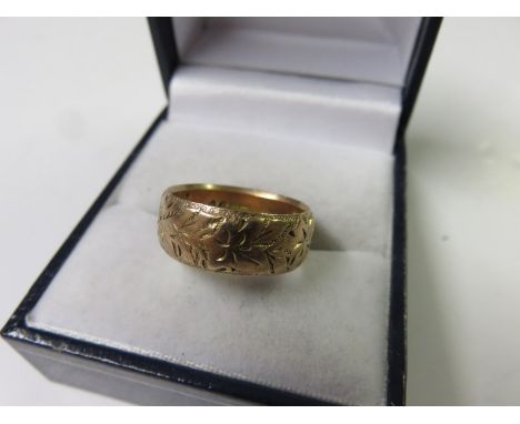 GOLD BAND RING, 9ct yellow gold foliate engraved gold band ring, size K, 4.6 grams