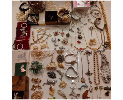 A quantity of modern costume jewellery to include 2 Michael Kors gold tone open chain bracelets with padlock charms and origi