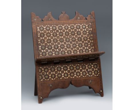 Reading stand. Egypt, ca. 1500.Walnut, bone and boxwood.Missing inlay.Measurements: 36 x 27 x 8 cm.Lectern of Granada manufac