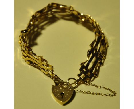 A 9ct gold gate link bracelet with padlock clasp