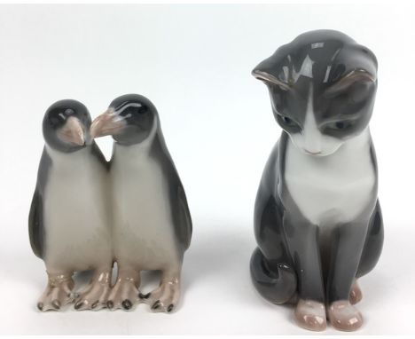   (Curiosa) Beelden, Royal Copenhagen  Twee porseleinen beelden, een kat en een pinguïn. Royal Copenhagen Denmark. Conditie: 
