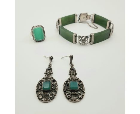   (Zilver) Zilver en o.a. jade, ring, armband  en oorbellen  Zilver en o.a. jade. Een lot van drie stuks: ring, armband  en o