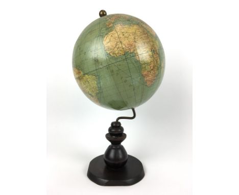   (Curiosa) Globe  Staatkundige globe op houten voet. Globe Terrestre Colomb Kartograph W. Kaden Edition politieke. Midden 20