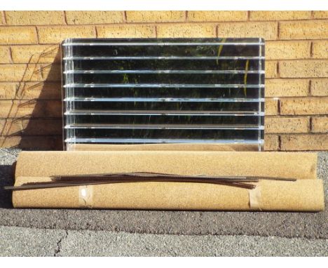 Model Railways - N gauge perspex display with mirror back and Nine shelves, approximate size H51 cm x L75 cm x W6 cm, lot als